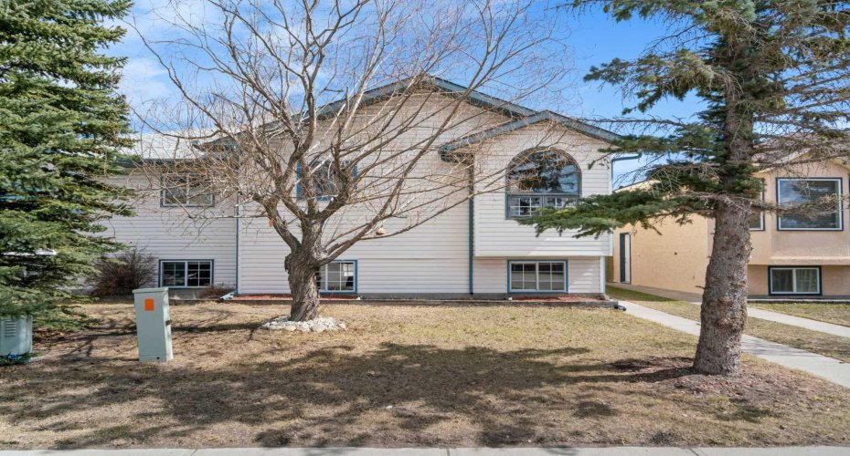 8 West Aarsby Road, Cochrane, Alberta T4C1M4, 3 Bedrooms Bedrooms, ,2 BathroomsBathrooms,Residential,For Sale,West Aarsby,A2301923