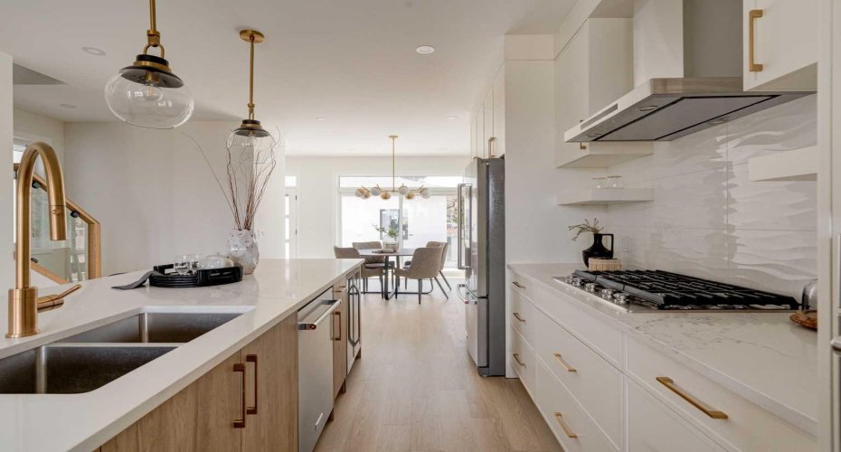 Modern Quartz and Oak Island with Storage