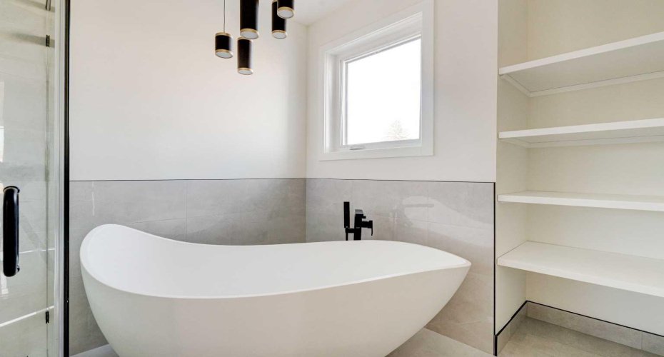 Contempary Soaker Tub and Fixtures
