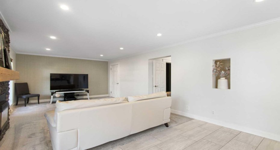 656 Willow Brook Drive, Calgary, Alberta T2J 1N8, 5 Bedrooms Bedrooms, ,4 BathroomsBathrooms,Residential,For Sale,Willow Brook,A2302207