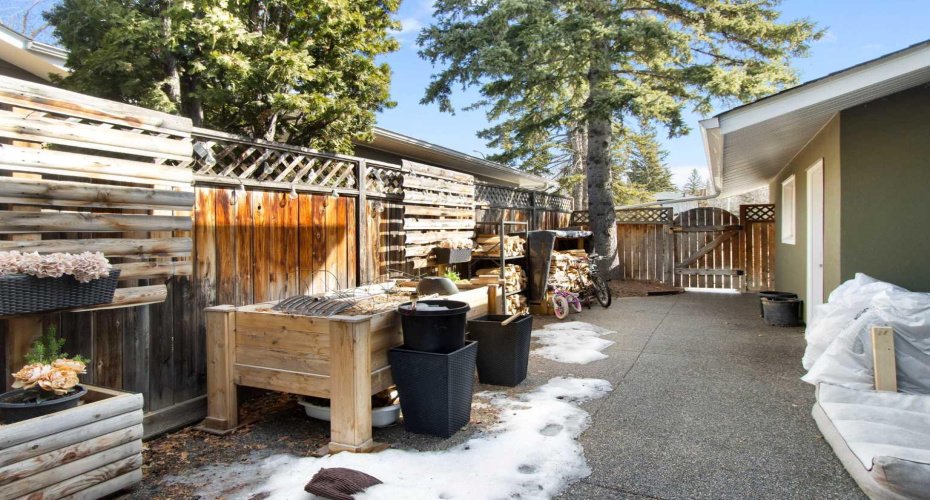 656 Willow Brook Drive, Calgary, Alberta T2J 1N8, 5 Bedrooms Bedrooms, ,4 BathroomsBathrooms,Residential,For Sale,Willow Brook,A2302207