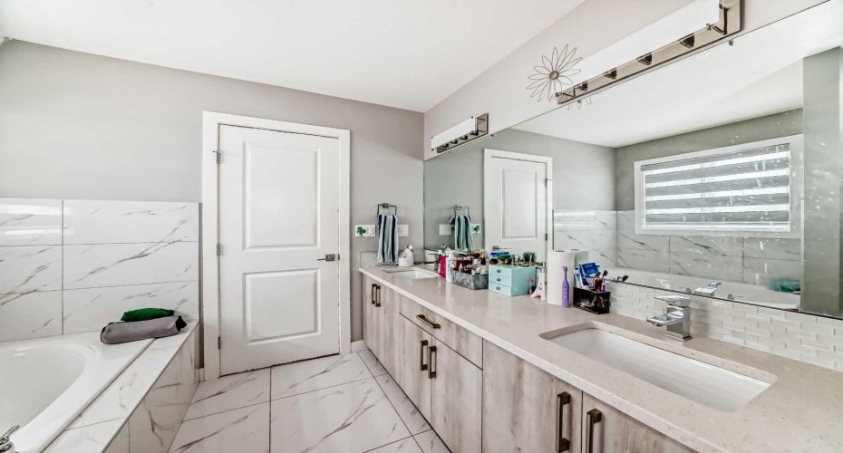 197 Baysprings Gardens, Airdrie, Alberta T4B5C5, 6 Bedrooms Bedrooms, ,4 BathroomsBathrooms,Residential,For Sale,Baysprings,A2290238