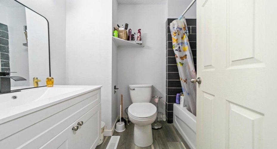 5444 50 Street, Camrose, Alberta T4V 3A8, 6 Bedrooms Bedrooms, ,2 BathroomsBathrooms,Residential,For Sale,50,A2293652