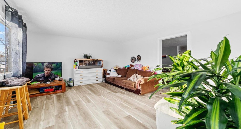 5444 50 Street, Camrose, Alberta T4V 3A8, 6 Bedrooms Bedrooms, ,2 BathroomsBathrooms,Residential,For Sale,50,A2293652