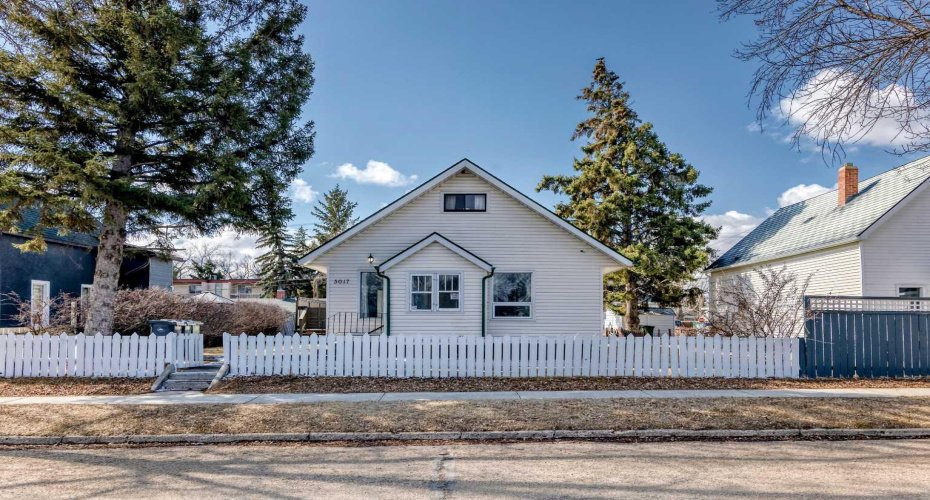 5017 54 Ave, Ponoka, Alberta T4J 1H2, 2 Bedrooms Bedrooms, ,3 BathroomsBathrooms,Residential,For Sale,54 Ave,A2302226