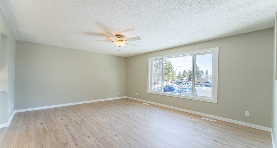 528 Queensland Place, Calgary, Alberta T2J 4T3, 3 Bedrooms Bedrooms, ,2 BathroomsBathrooms,Residential,For Sale,Queensland,A2303211