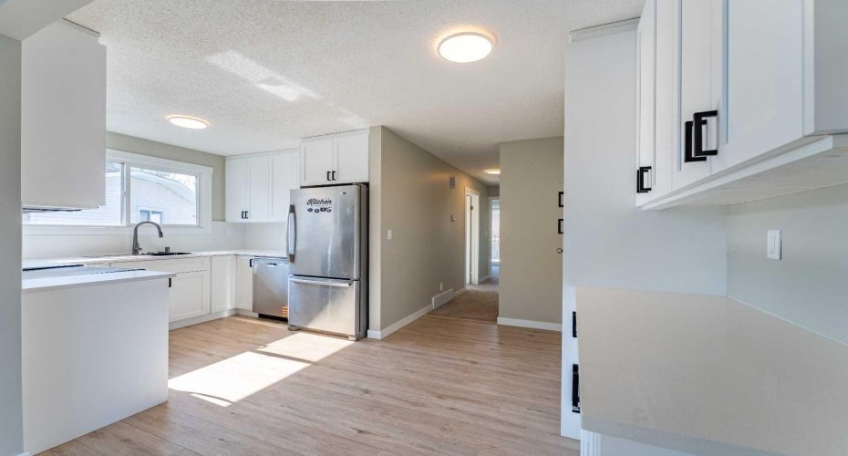 528 Queensland Place, Calgary, Alberta T2J 4T3, 3 Bedrooms Bedrooms, ,2 BathroomsBathrooms,Residential,For Sale,Queensland,A2303211