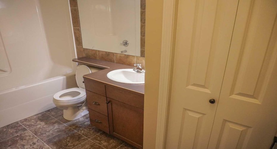 721 Silkstone Close, Lethbridge, Alberta T1J4B9, 3 Bedrooms Bedrooms, ,2 BathroomsBathrooms,Residential,For Sale,Silkstone,A2297434