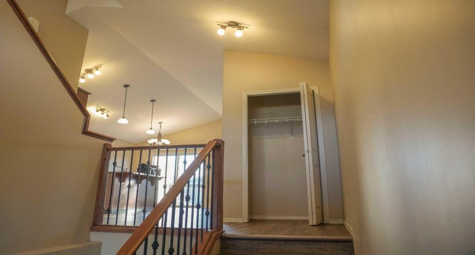 721 Silkstone Close, Lethbridge, Alberta T1J4B9, 3 Bedrooms Bedrooms, ,2 BathroomsBathrooms,Residential,For Sale,Silkstone,A2297434