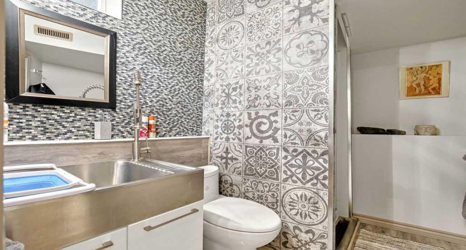 2410 16 Street, Calgary, Alberta T2T 4E8, 2 Bedrooms Bedrooms, ,2 BathroomsBathrooms,Residential,For Sale,16,A2301893