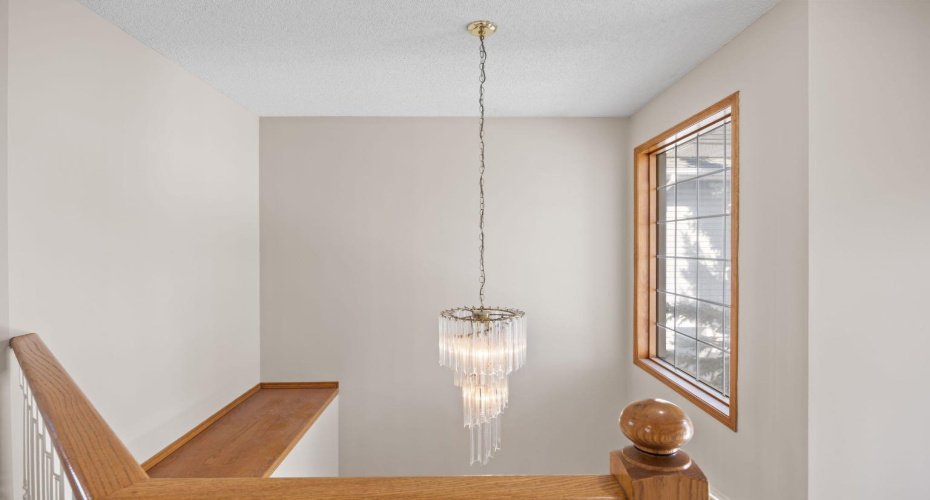 Bright, airy, vaulted entrance