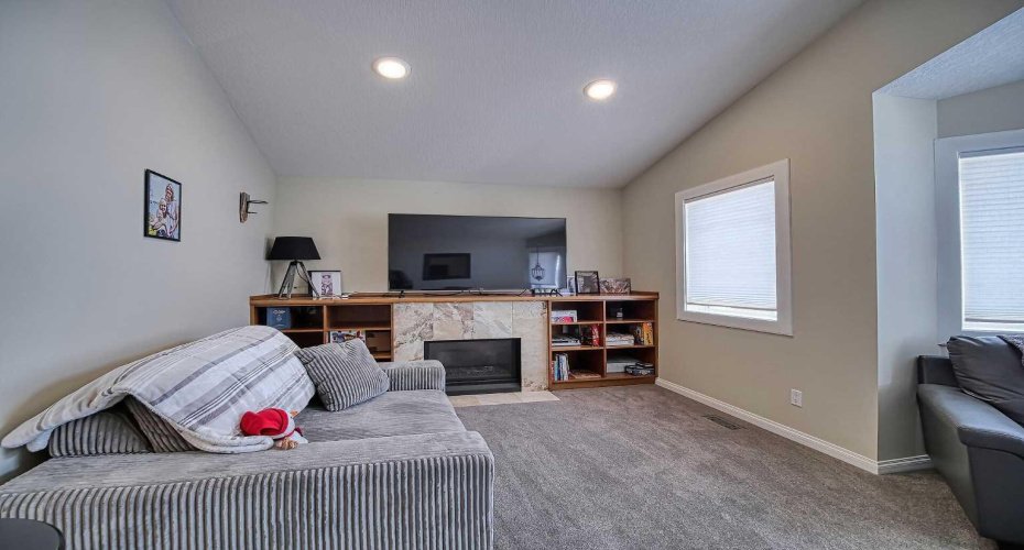 409 9 Street, Beiseker, Alberta T0M0G0, 3 Bedrooms Bedrooms, ,4 BathroomsBathrooms,Residential,For Sale,9,A2255852