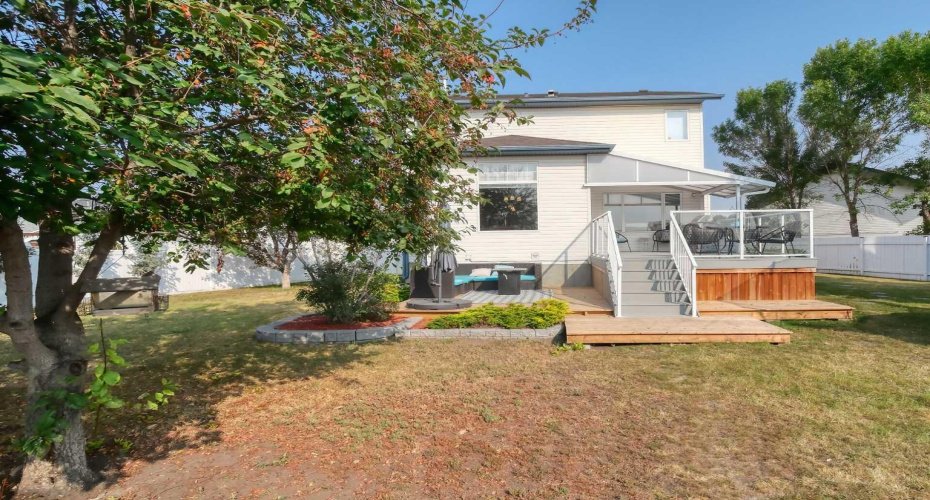 409 9 Street, Beiseker, Alberta T0M0G0, 3 Bedrooms Bedrooms, ,4 BathroomsBathrooms,Residential,For Sale,9,A2255852