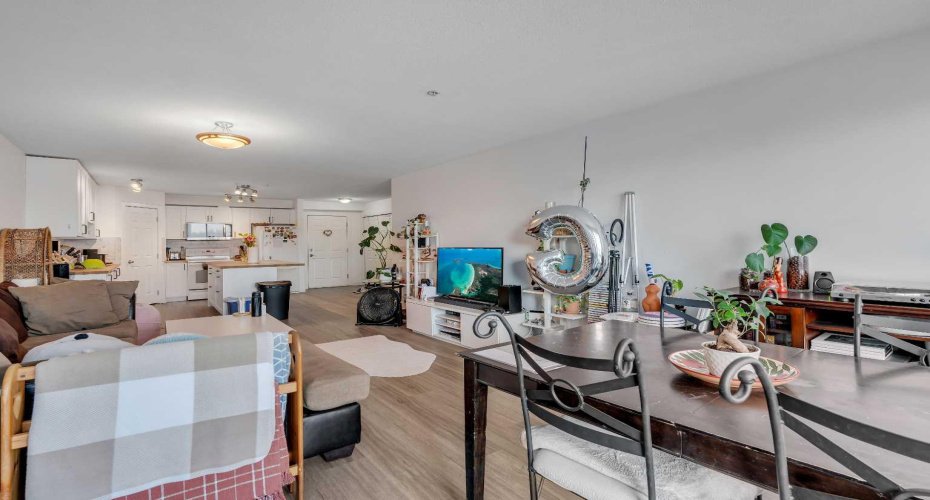 1724 26 Avenue, Calgary, Alberta T2T 1C8, 2 Bedrooms Bedrooms, ,2 BathroomsBathrooms,Residential,For Sale,26,A2257710