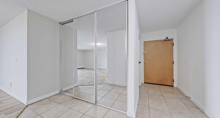 Large foyer with mirror closet doors