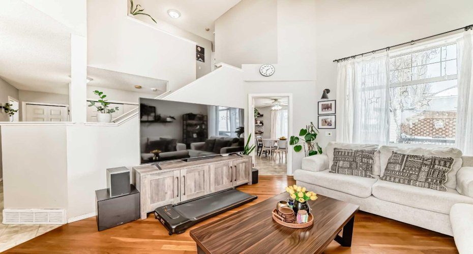 155 Erin Meadow Way, Calgary, Alberta T2B 3P7, 5 Bedrooms Bedrooms, ,3 BathroomsBathrooms,Residential,For Sale,Erin Meadow,A2297998