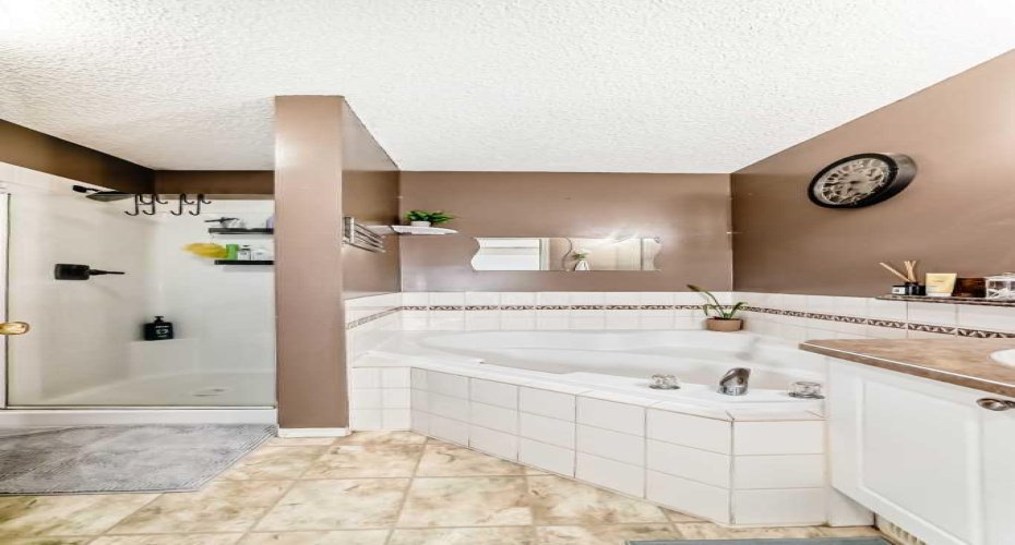 155 Erin Meadow Way, Calgary, Alberta T2B 3P7, 5 Bedrooms Bedrooms, ,3 BathroomsBathrooms,Residential,For Sale,Erin Meadow,A2297998