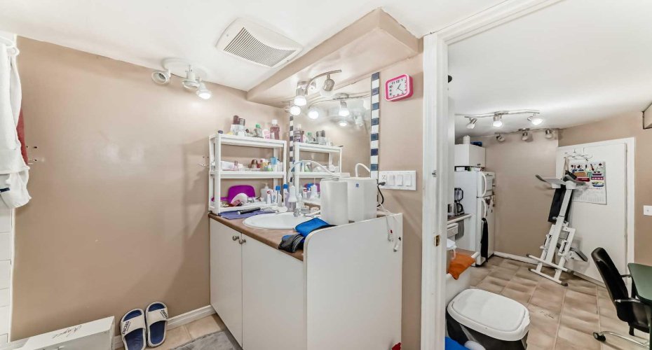 155 Erin Meadow Way, Calgary, Alberta T2B 3P7, 5 Bedrooms Bedrooms, ,3 BathroomsBathrooms,Residential,For Sale,Erin Meadow,A2297998