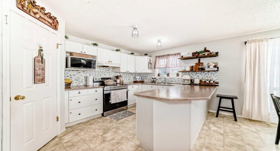 155 Erin Meadow Way, Calgary, Alberta T2B 3P7, 5 Bedrooms Bedrooms, ,3 BathroomsBathrooms,Residential,For Sale,Erin Meadow,A2297998