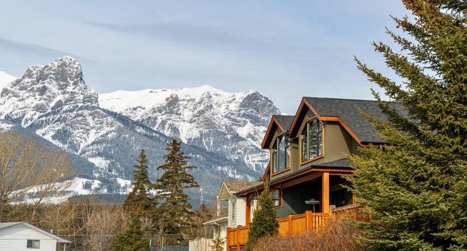 826 5th Street, Canmore, Alberta T1W2G4, 3 Bedrooms Bedrooms, ,4 BathroomsBathrooms,Residential,For Sale,5th,A2298625
