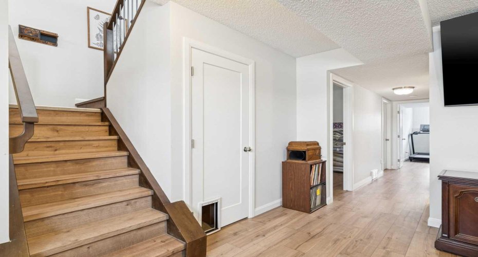 60 Erin Meadow Way, Calgary, Alberta T2B3A1, 3 Bedrooms Bedrooms, ,2 BathroomsBathrooms,Residential,For Sale,Erin Meadow,A2299496