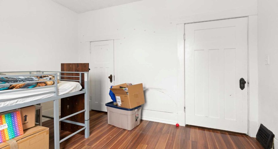 471 10 Street, Medicine Hat, Alberta T1A1R2, 3 Bedrooms Bedrooms, ,1 BathroomBathrooms,Residential,For Sale,10,A2302095