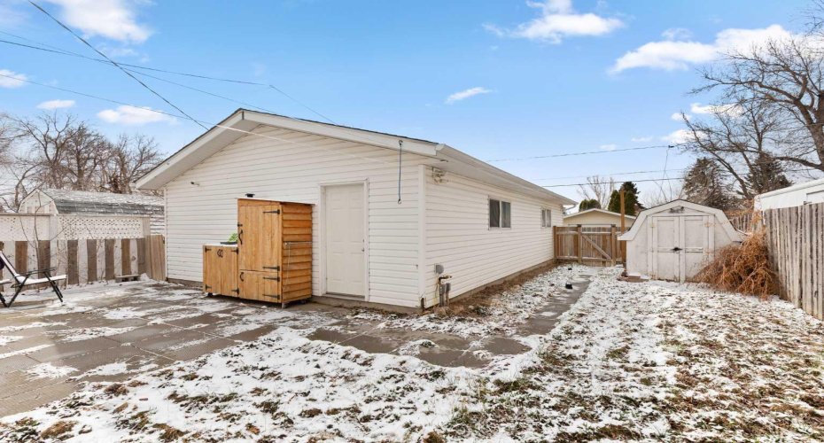 471 10 Street, Medicine Hat, Alberta T1A1R2, 3 Bedrooms Bedrooms, ,1 BathroomBathrooms,Residential,For Sale,10,A2302095