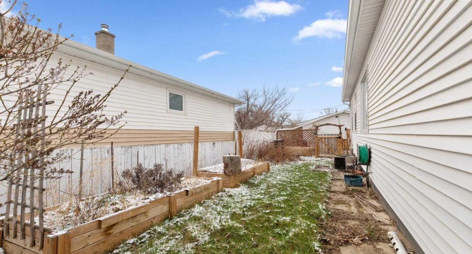 471 10 Street, Medicine Hat, Alberta T1A1R2, 3 Bedrooms Bedrooms, ,1 BathroomBathrooms,Residential,For Sale,10,A2302095