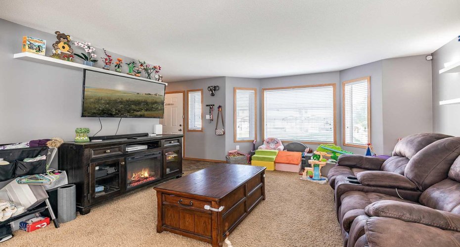 115 3 Street, Redcliff, Alberta T0J 2P0, 4 Bedrooms Bedrooms, ,4 BathroomsBathrooms,Residential,For Sale,3,A2303028