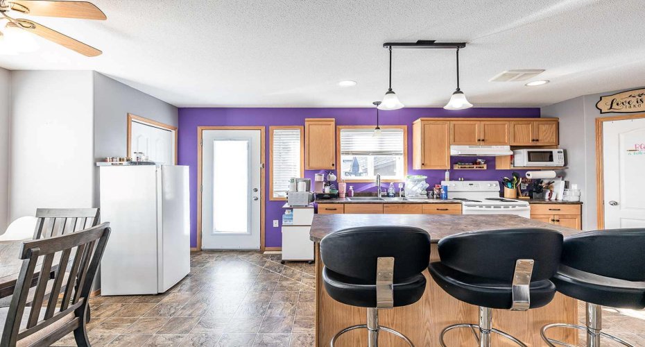 115 3 Street, Redcliff, Alberta T0J 2P0, 4 Bedrooms Bedrooms, ,4 BathroomsBathrooms,Residential,For Sale,3,A2303028