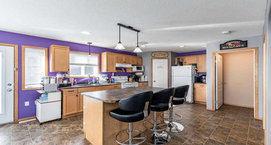 115 3 Street, Redcliff, Alberta T0J 2P0, 4 Bedrooms Bedrooms, ,4 BathroomsBathrooms,Residential,For Sale,3,A2303028