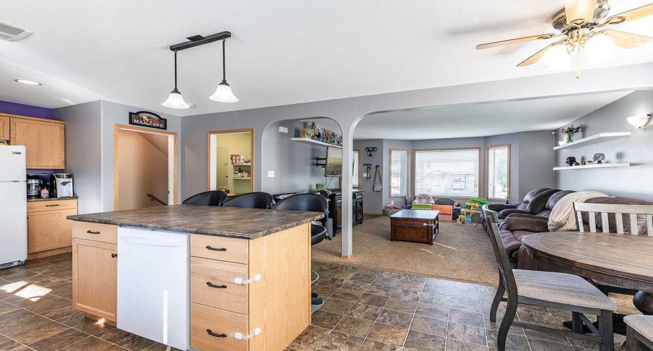 115 3 Street, Redcliff, Alberta T0J 2P0, 4 Bedrooms Bedrooms, ,4 BathroomsBathrooms,Residential,For Sale,3,A2303028