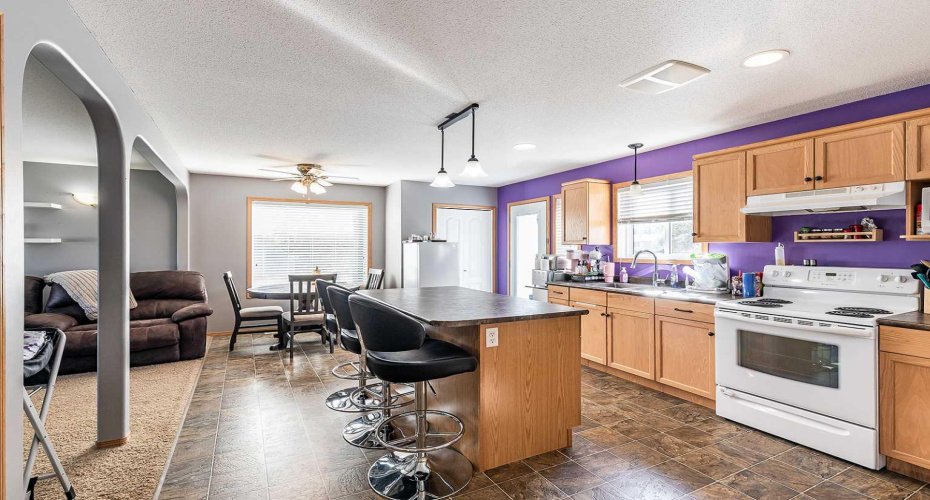 115 3 Street, Redcliff, Alberta T0J 2P0, 4 Bedrooms Bedrooms, ,4 BathroomsBathrooms,Residential,For Sale,3,A2303028