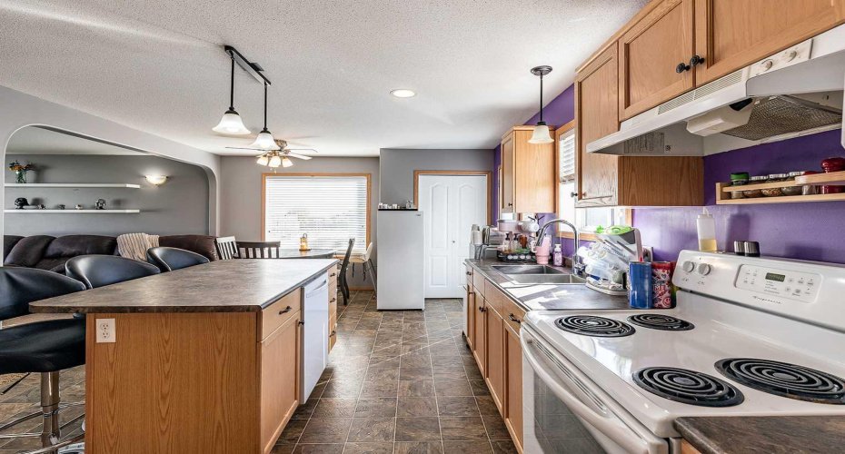 115 3 Street, Redcliff, Alberta T0J 2P0, 4 Bedrooms Bedrooms, ,4 BathroomsBathrooms,Residential,For Sale,3,A2303028