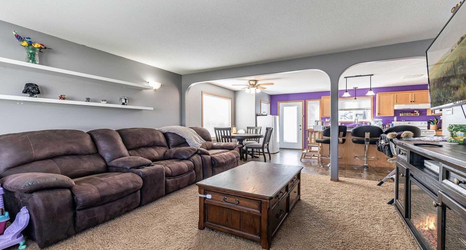 115 3 Street, Redcliff, Alberta T0J 2P0, 4 Bedrooms Bedrooms, ,4 BathroomsBathrooms,Residential,For Sale,3,A2303028