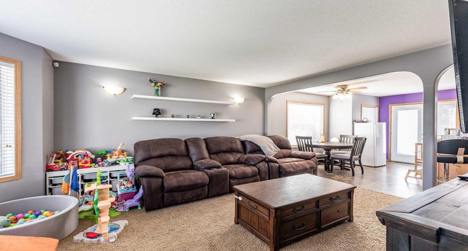 115 3 Street, Redcliff, Alberta T0J 2P0, 4 Bedrooms Bedrooms, ,4 BathroomsBathrooms,Residential,For Sale,3,A2303028