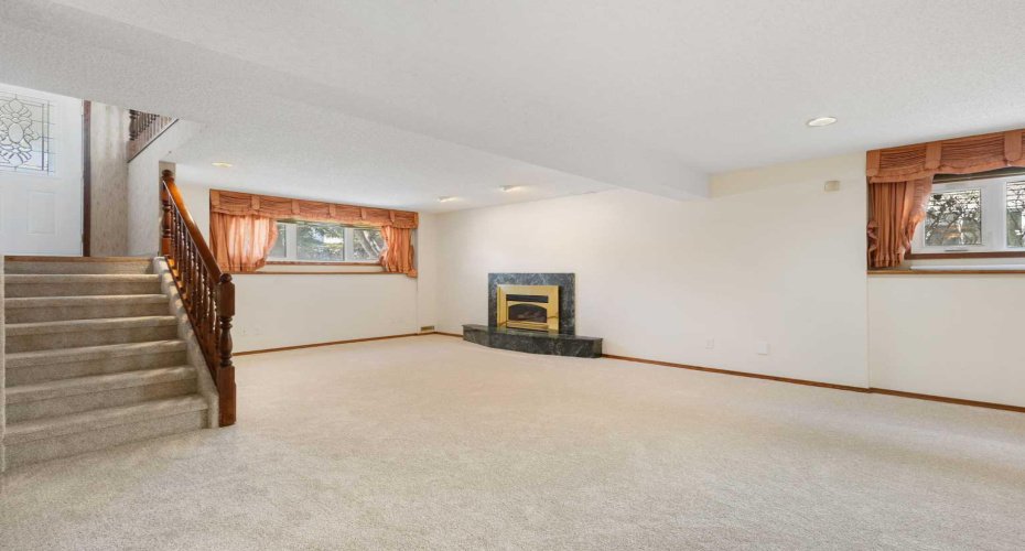 108 Woodmont Drive, Calgary, Alberta T2W 4M3, 3 Bedrooms Bedrooms, ,3 BathroomsBathrooms,Residential,For Sale, Woodmont,A2303386