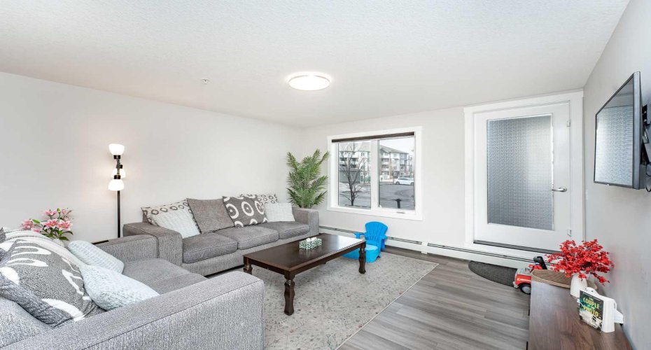 6118 80 Avenue, Calgary, Alberta T3J 0S6, 2 Bedrooms Bedrooms, ,2 BathroomsBathrooms,Residential,For Sale,80,A2303427