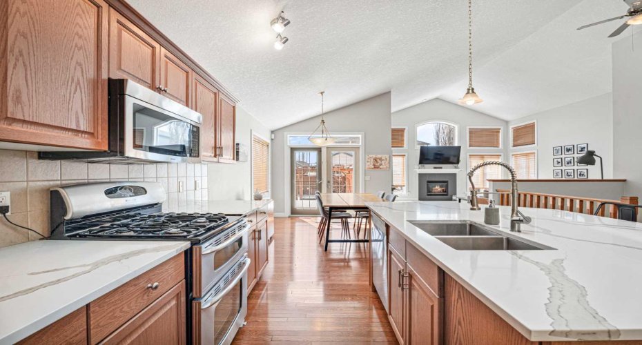 611 Cavendish Beach Bay, Chestermere, Alberta T1X 1H9, 2 Bedrooms Bedrooms, ,2 BathroomsBathrooms,Residential,For Sale,Cavendish Beach,A2303442