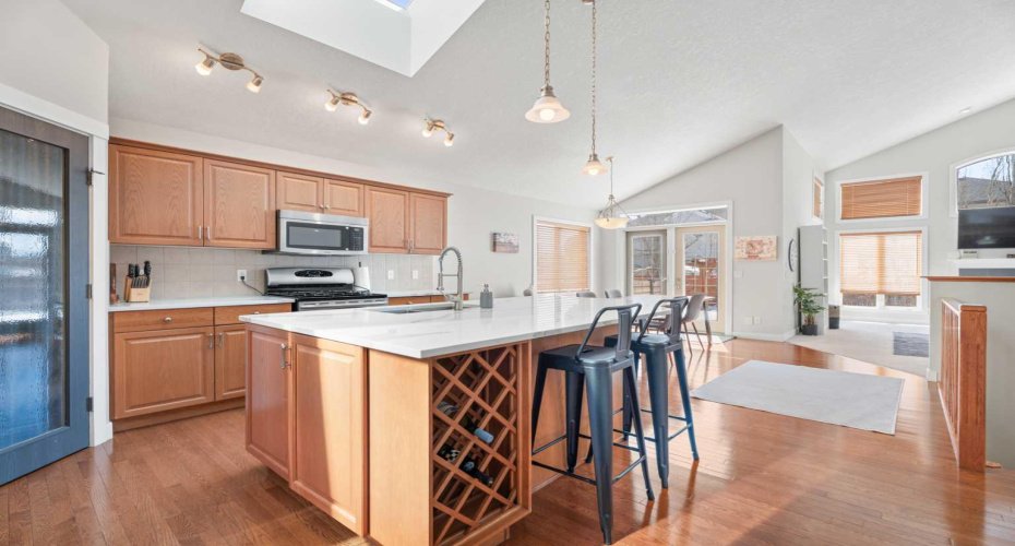 611 Cavendish Beach Bay, Chestermere, Alberta T1X 1H9, 2 Bedrooms Bedrooms, ,2 BathroomsBathrooms,Residential,For Sale,Cavendish Beach,A2303442