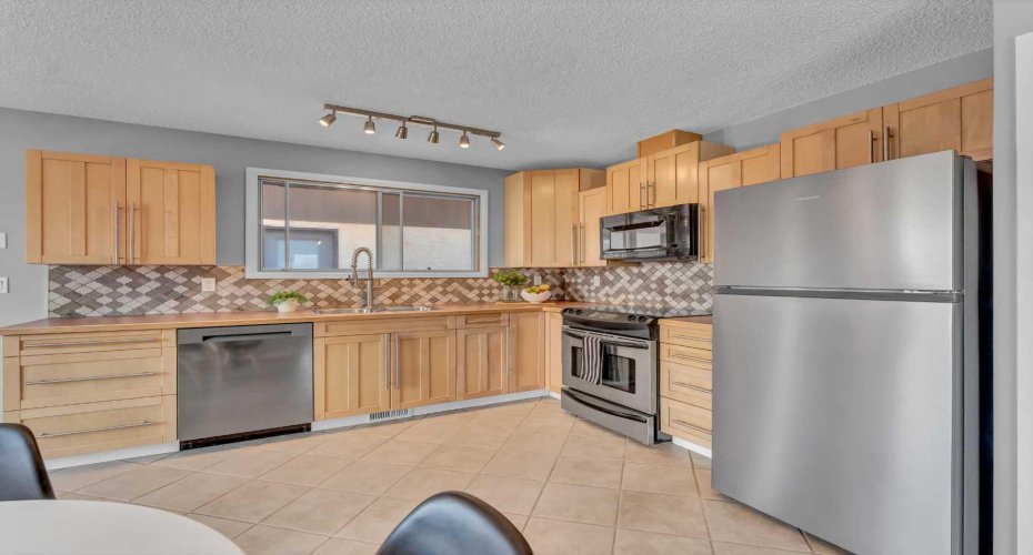 17 Ross Haven Court, Medicine Hat, Alberta T1B 3B3, 3 Bedrooms Bedrooms, ,2 BathroomsBathrooms,Residential,For Sale,Ross Haven,A2303451