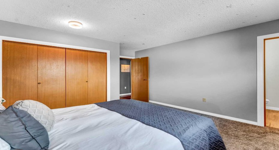 17 Ross Haven Court, Medicine Hat, Alberta T1B 3B3, 3 Bedrooms Bedrooms, ,2 BathroomsBathrooms,Residential,For Sale,Ross Haven,A2303451