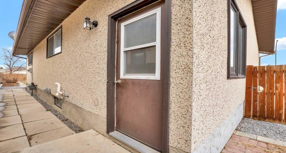 17 Ross Haven Court, Medicine Hat, Alberta T1B 3B3, 3 Bedrooms Bedrooms, ,2 BathroomsBathrooms,Residential,For Sale,Ross Haven,A2303451