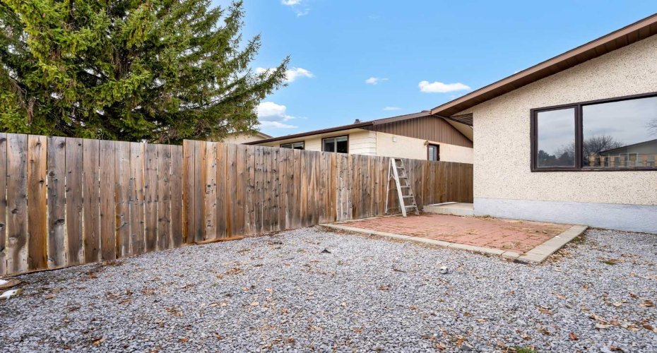 17 Ross Haven Court, Medicine Hat, Alberta T1B 3B3, 3 Bedrooms Bedrooms, ,2 BathroomsBathrooms,Residential,For Sale,Ross Haven,A2303451