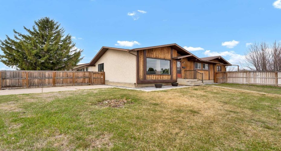 17 Ross Haven Court, Medicine Hat, Alberta T1B 3B3, 3 Bedrooms Bedrooms, ,2 BathroomsBathrooms,Residential,For Sale,Ross Haven,A2303451