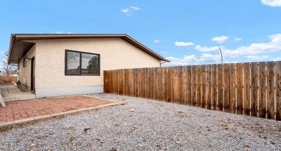 17 Ross Haven Court, Medicine Hat, Alberta T1B 3B3, 3 Bedrooms Bedrooms, ,2 BathroomsBathrooms,Residential,For Sale,Ross Haven,A2303451