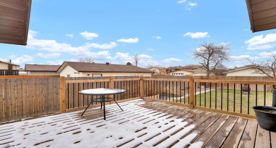 17 Ross Haven Court, Medicine Hat, Alberta T1B 3B3, 3 Bedrooms Bedrooms, ,2 BathroomsBathrooms,Residential,For Sale,Ross Haven,A2303451