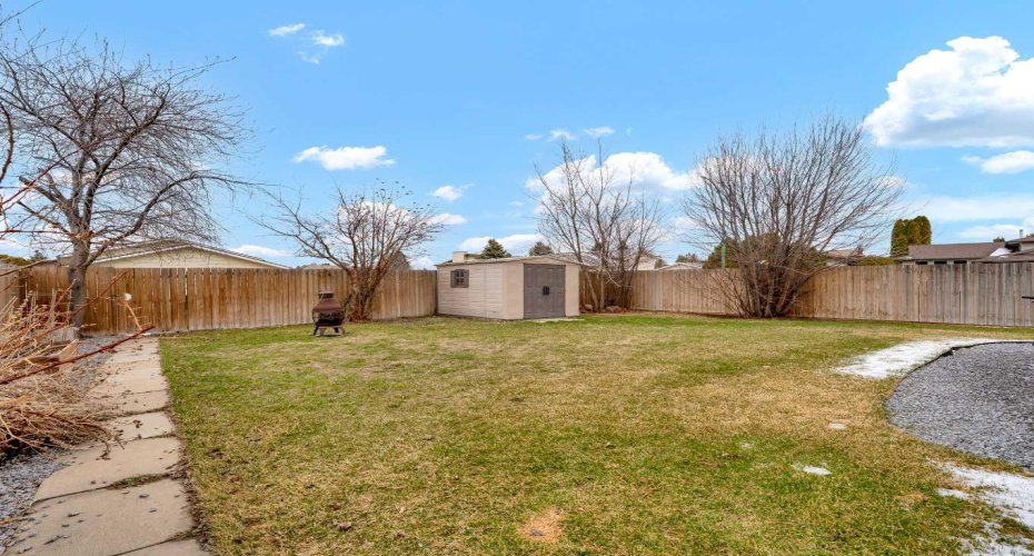 17 Ross Haven Court, Medicine Hat, Alberta T1B 3B3, 3 Bedrooms Bedrooms, ,2 BathroomsBathrooms,Residential,For Sale,Ross Haven,A2303451