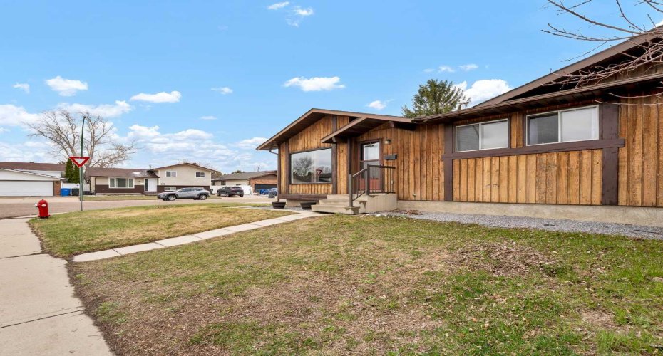 17 Ross Haven Court, Medicine Hat, Alberta T1B 3B3, 3 Bedrooms Bedrooms, ,2 BathroomsBathrooms,Residential,For Sale,Ross Haven,A2303451