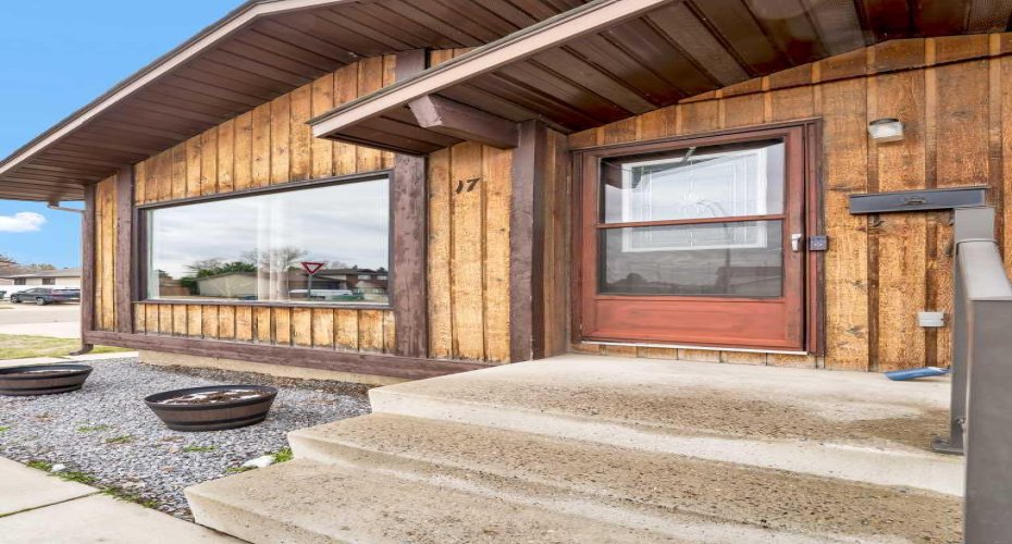 17 Ross Haven Court, Medicine Hat, Alberta T1B 3B3, 3 Bedrooms Bedrooms, ,2 BathroomsBathrooms,Residential,For Sale,Ross Haven,A2303451